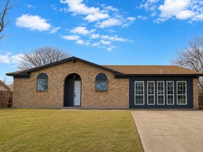 Building Photo - Freshly Renovated Home with HUGE backyard!