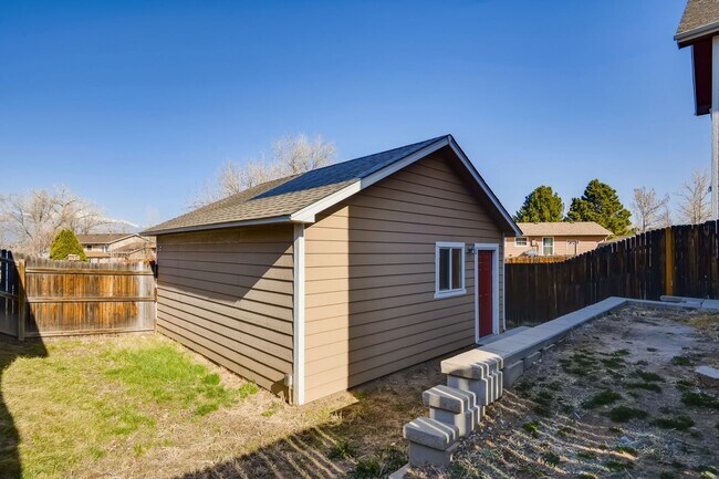 Building Photo - $2170 | 3BR / 3.5BA | Pet Friendly Townhou...