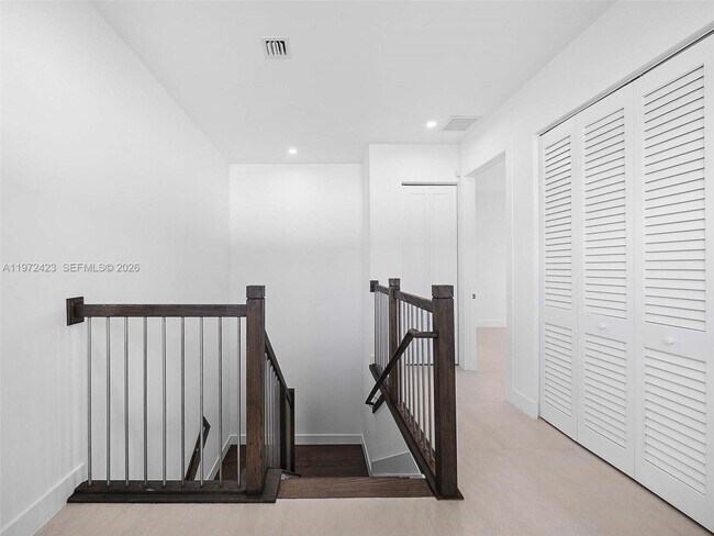 Building Photo - 5718 Ashwood Cir