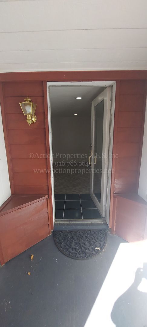 Building Photo - Central Roseville, 1 Bed, 1 Ba, Wall Air, ...