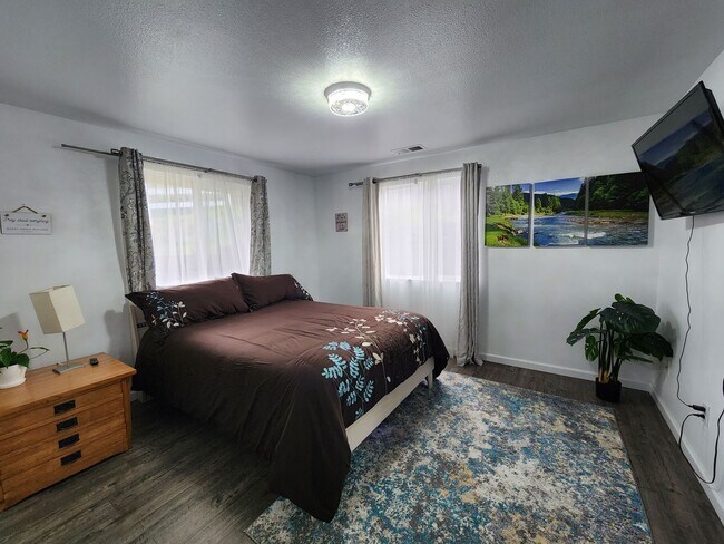 Building Photo - Fully Furnished House in Eureka