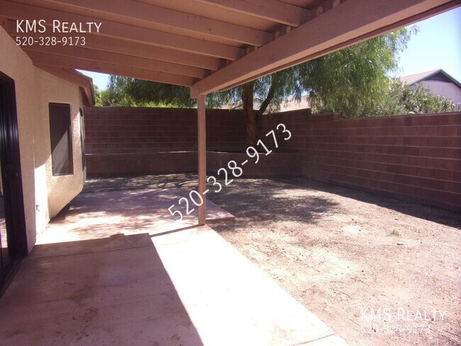 Building Photo - 3 Bedroom 2 Bath- 10048 E Desert Aire Driv...