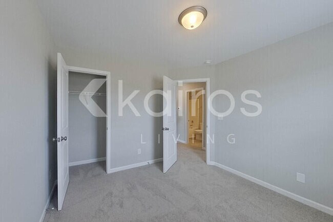 Building Photo - 857 Silent Barge Cv