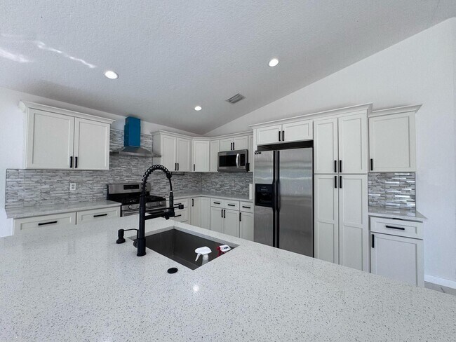 Building Photo - 240 Malibu Cir