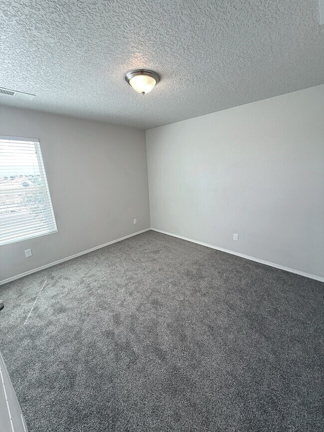 Building Photo - 8936 Mission Ridge Dr