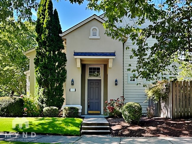 Building Photo - 1723 NE Ashberry Dr