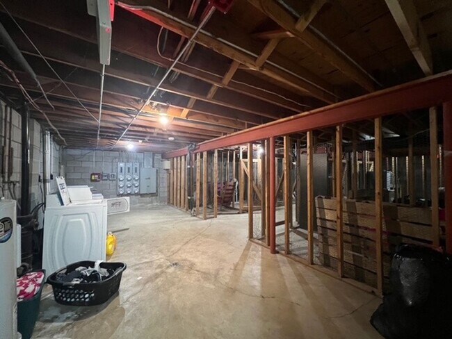 Building Photo - 909 Genrich St