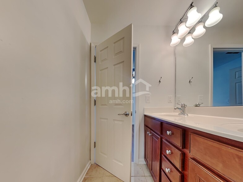 Building Photo - 922 Idlewood Dr