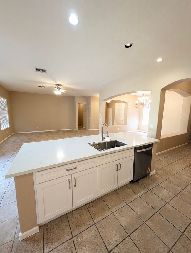 Building Photo - AVAILABLE NOW IN HIGLEY GROVES!!!!