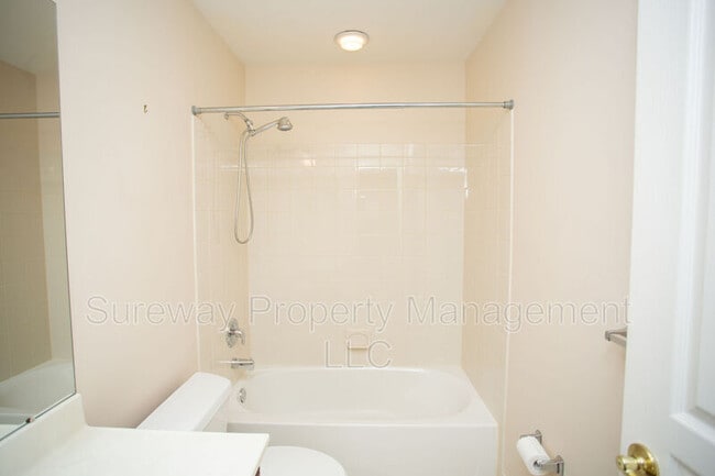Building Photo - 42 Tudor Ct