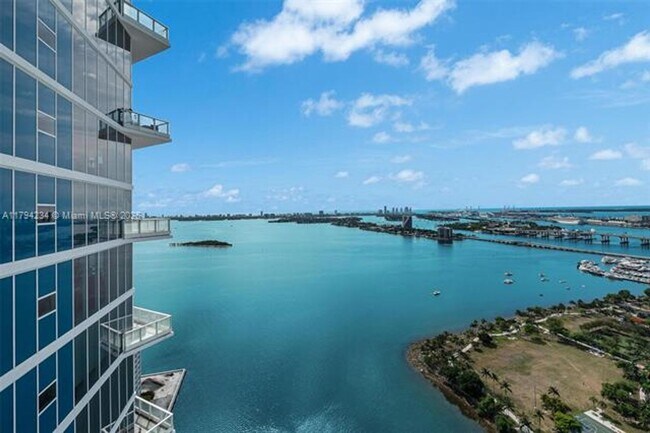 Building Photo - 2020 N Bayshore Dr