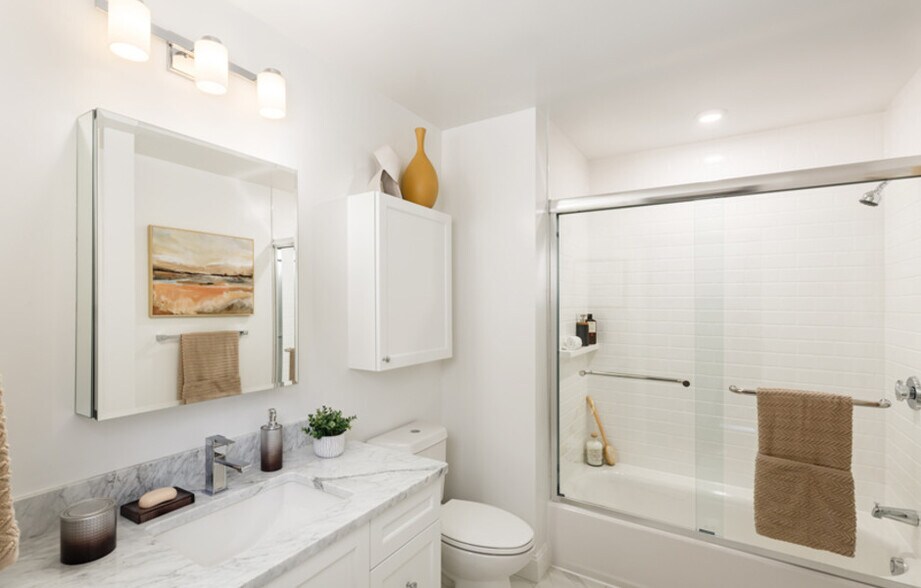 Building Photo - 204 Sherman Rd