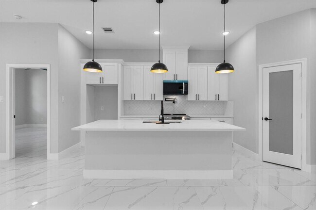 Building Photo - 327 Paradise Ln