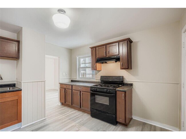 Building Photo - 84 Isabel St W