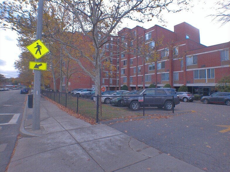 Primary Photo - 546 Centre St