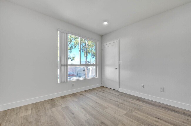 Building Photo - Luxury 2 & 4 Bed Townhomes in NoHo!