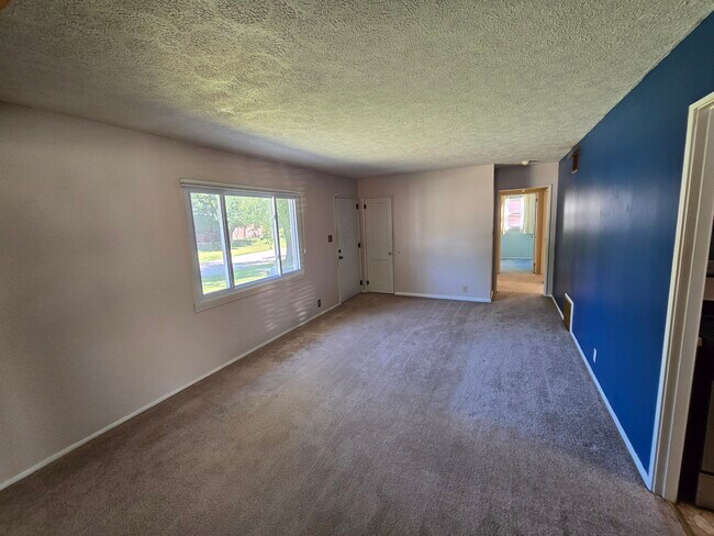 Building Photo - 835 E Edwards Ave