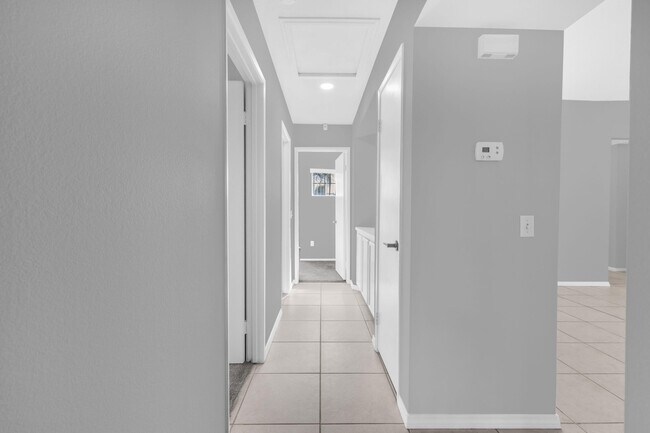 Building Photo - 44295 Las Vistas Dr