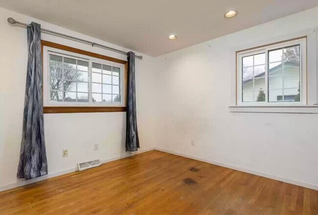 Building Photo - 1033 N Claremont Dr