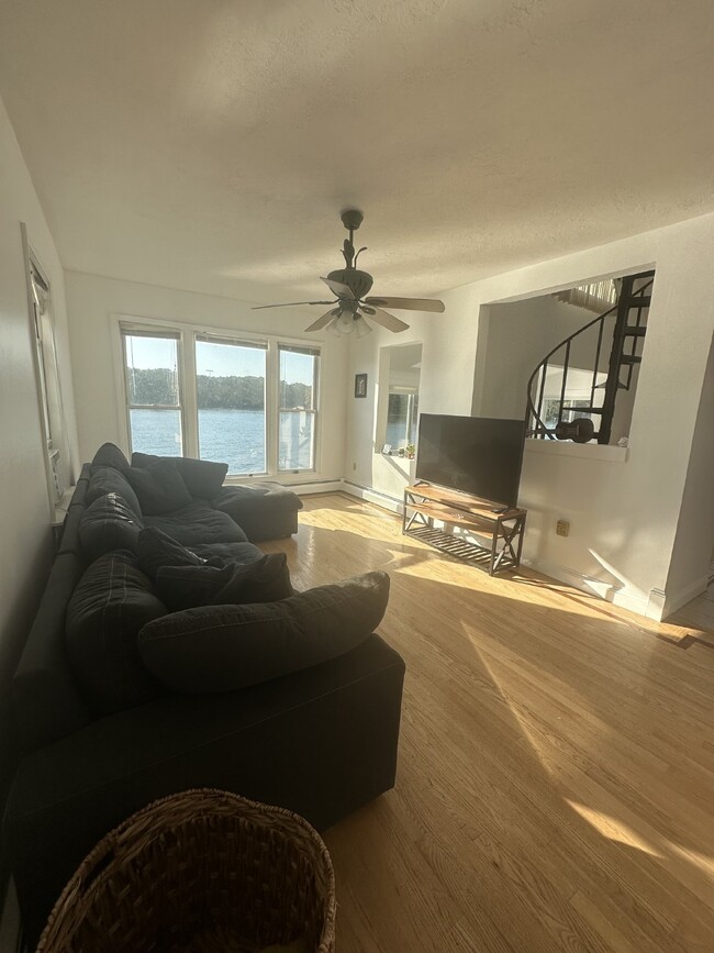 Building Photo - Luxurious 2 Bed, 2 Bath Rental on Lake Qui...