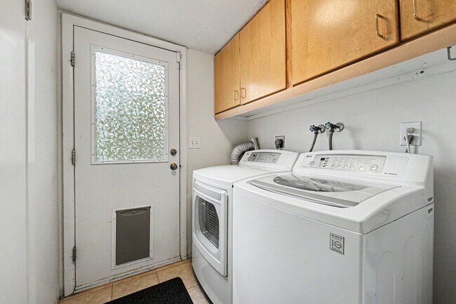Building Photo - Gorgeous Home of Rental in Southern Gables Neighborhood!