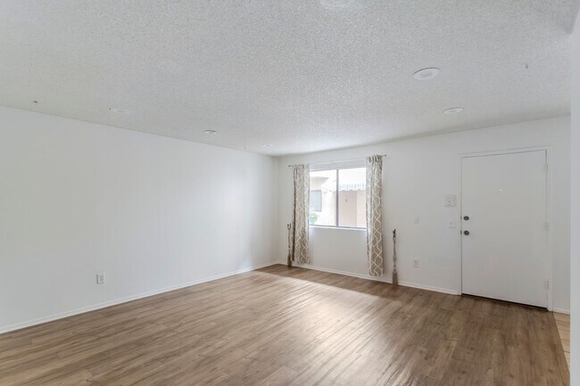 Building Photo - Chatsworth Rent This Now
