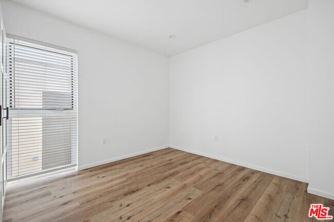 Building Photo - 662 N Mariposa Ave