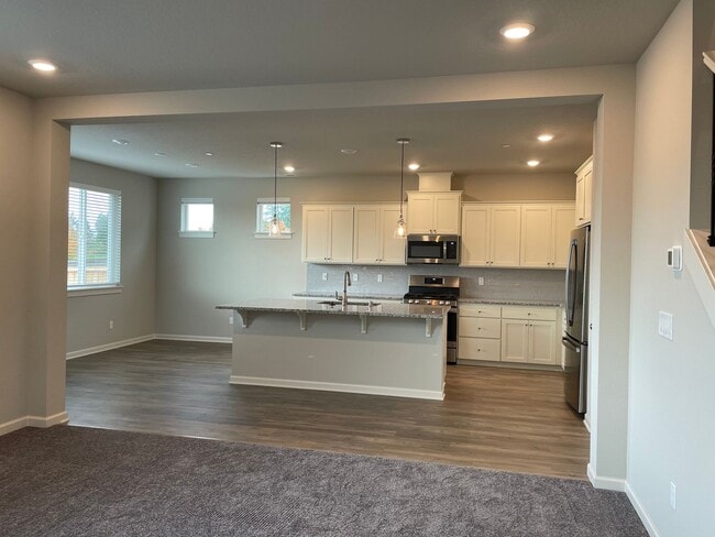 Building Photo - Lovely 4 Bed 2.5 Bath Home! Located near t...