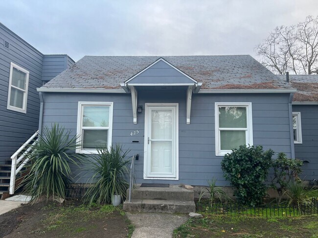 Primary Photo - Cute, One bedroom duplex in Central Medfor...