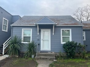 Building Photo - Cute, One bedroom duplex in Central Medfor...