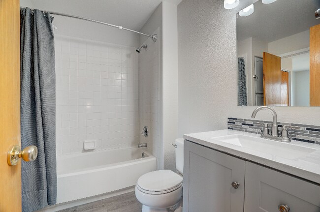 Building Photo - 652 Ridgeview Dr