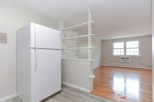 Building Photo - 4 Colonial Village Dr