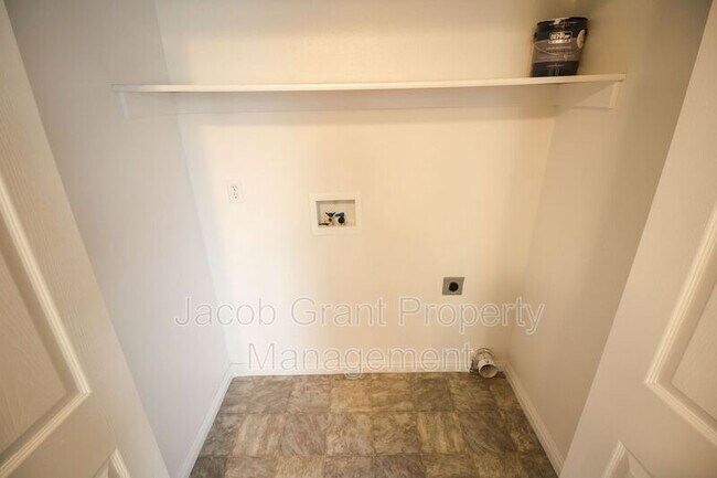 Building Photo - 3560 Deloy Dr