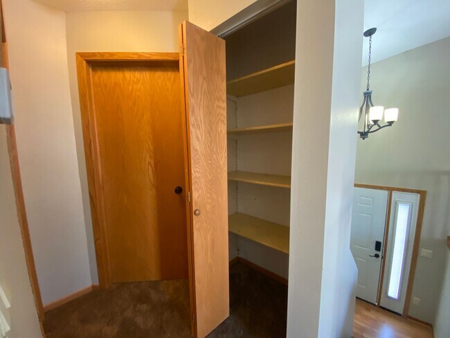 Building Photo - 3 Bedroom Townhome in South Fargo!!