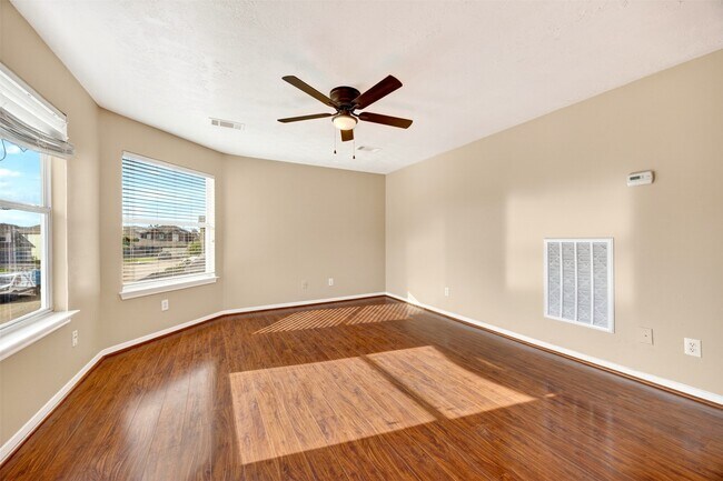 Building Photo - 15014 Middle Oaks Blvd