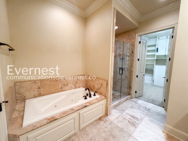 Building Photo - 3 Bed/2 Bath Home with Fenced Yard & Garage / Pet-Friendly / Available Now!
