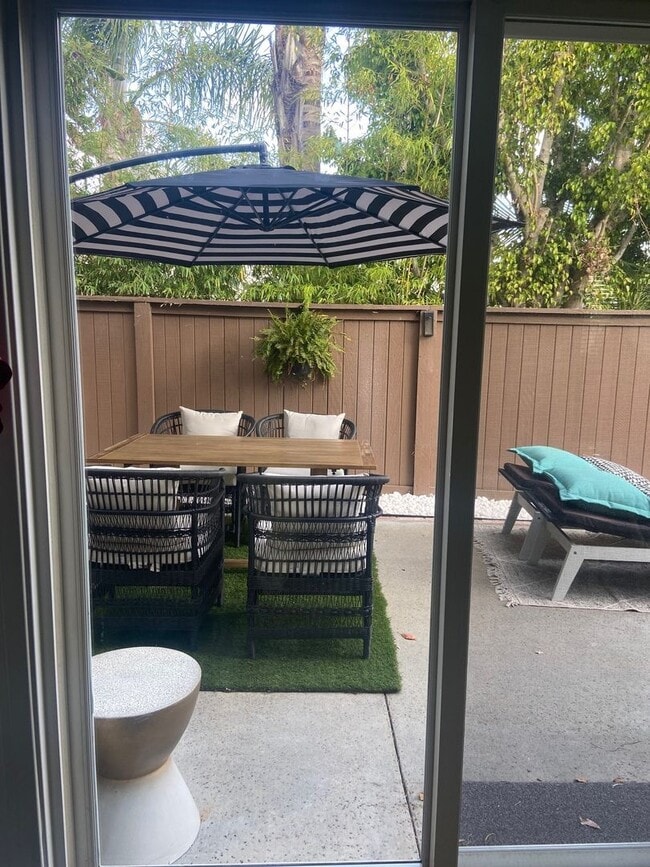 Building Photo - Remodeled townhome located in the Cape at ...
