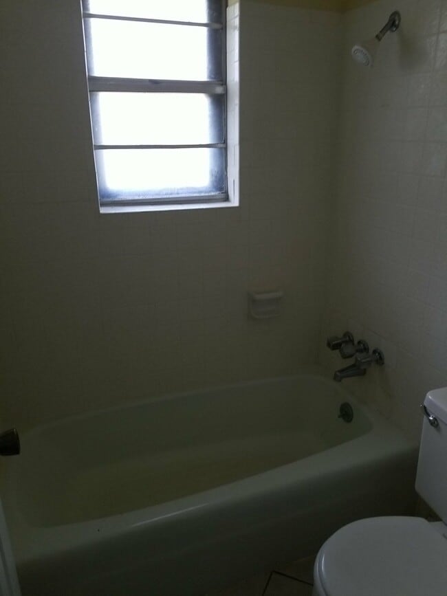 Building Photo - 918 Villa Ln