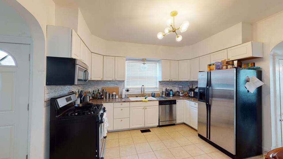 Building Photo - Beautifully updated East Arlington home by...