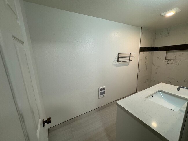 Building Photo - 1046/A/