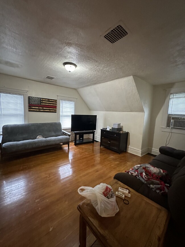 Building Photo - NO SECURITY DEPOSIT Perfect 2 bed 1 bath n...