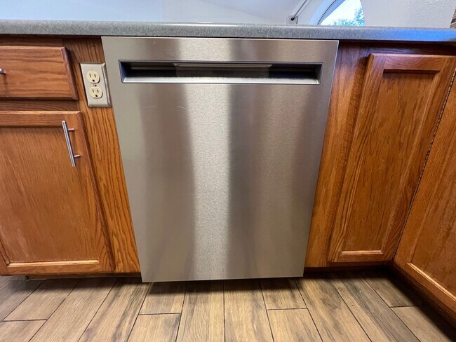 Building Photo - EXCELLENT Location!! This house is a three bedroom & two full baths