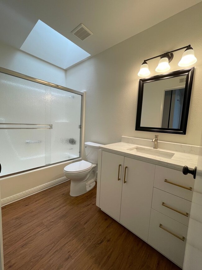 Building Photo - Terrific 3Br +/2Ba Single story house with...