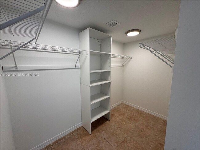 Building Photo - 9340 Fontainebleau Blvd