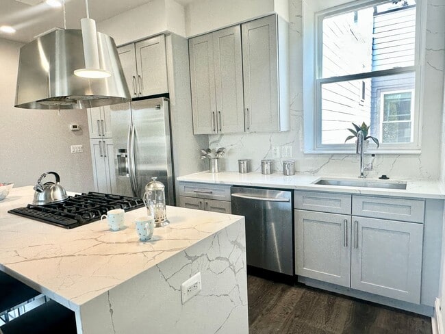 Building Photo - 2 Bedroom 2.5 Bathroom Penthouse with Park...
