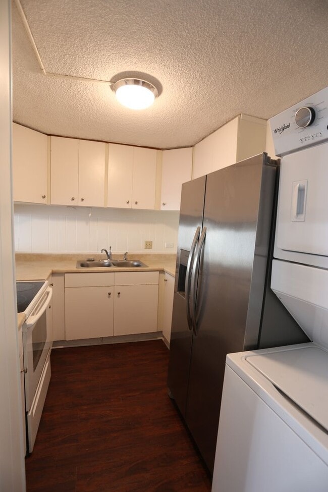 Building Photo - Liliuokalani Plaza – 2 bedroom, 2 bath wit...