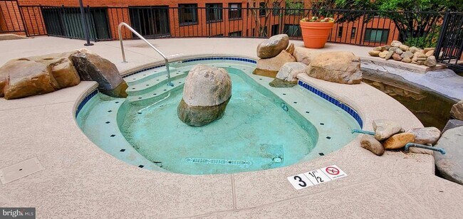 Building Photo - 1011 Arlington Blvd