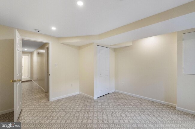 Building Photo - 145 D St SE