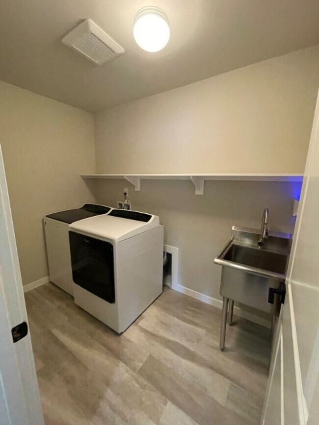 Building Photo - 4bd/3.5ba Lynnwood Townhouse