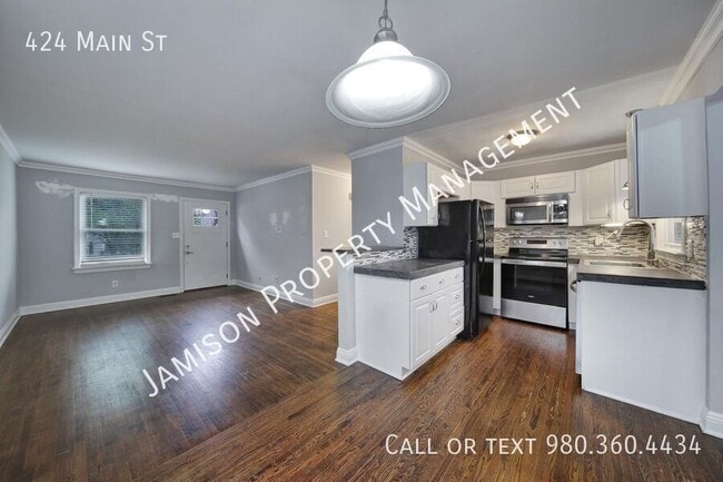 Building Photo - 424 Main St